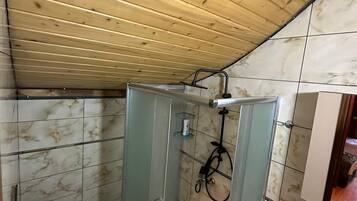 Villa Royal, vista al río | Baño | Regadera, secadora de cabello, toallas, jabón