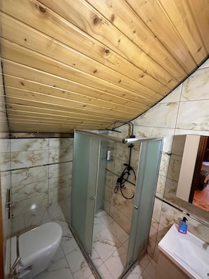 Villa Royal, vista al río | Baño | Regadera, amenidades de baño gratuitas, secadora de cabello, toallas 