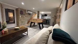 Een moderne woonkamer met een bank, een salontafel en een surfplank.