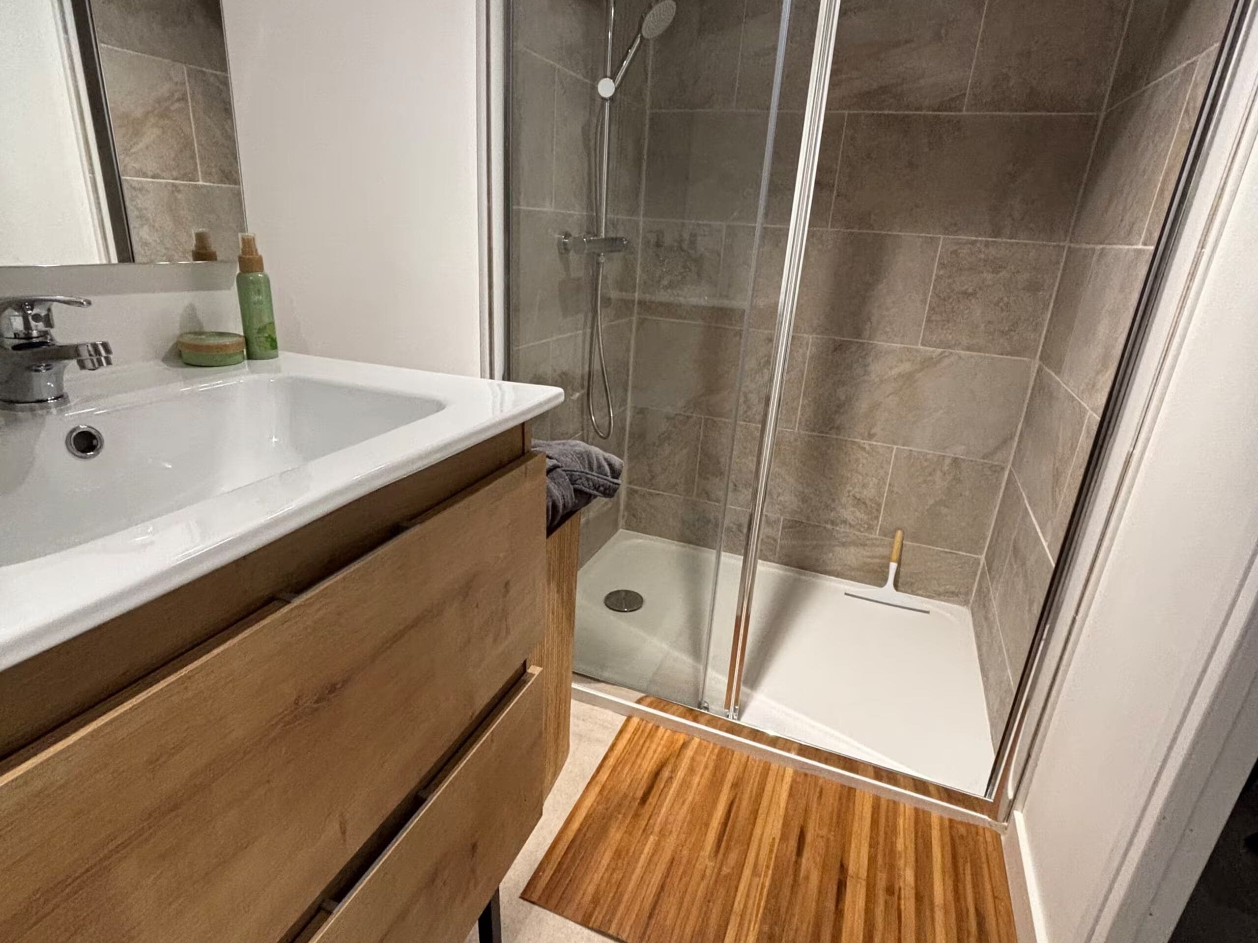 Dusche, Handtücher, Toilettenpapier