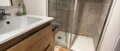 Dusche, Handtücher, Toilettenpapier