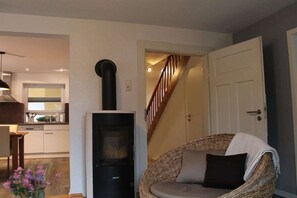Smart-TV, Kamin, Bücher