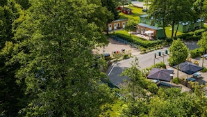 Ett bostadsområde med hus, en parkeringsplats och ett grönområde.