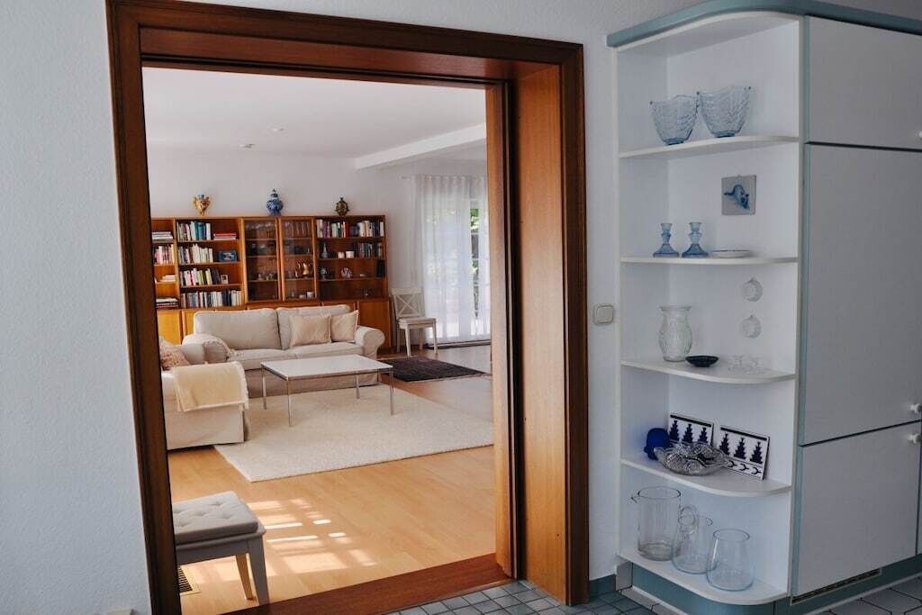 Smart-TV, Kamin, DVD-Player, Bücher