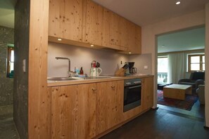 Kaffetrakter/tekoker, kjøleskap, ovn og kokeplater