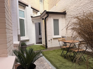 Outdoor dining - Vrbo Property (Dunkerque)