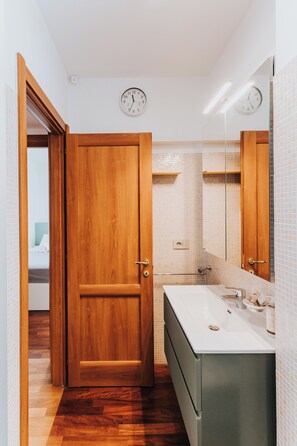 Douche, sèche-cheveux, bidet, serviettes fournies