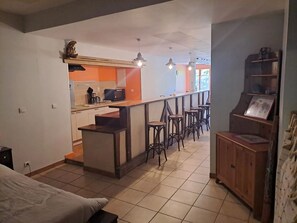 Kühlschrank, Mikrowelle, Herdplatte, Wasserkocher mit Kaffee-/Teezubehör