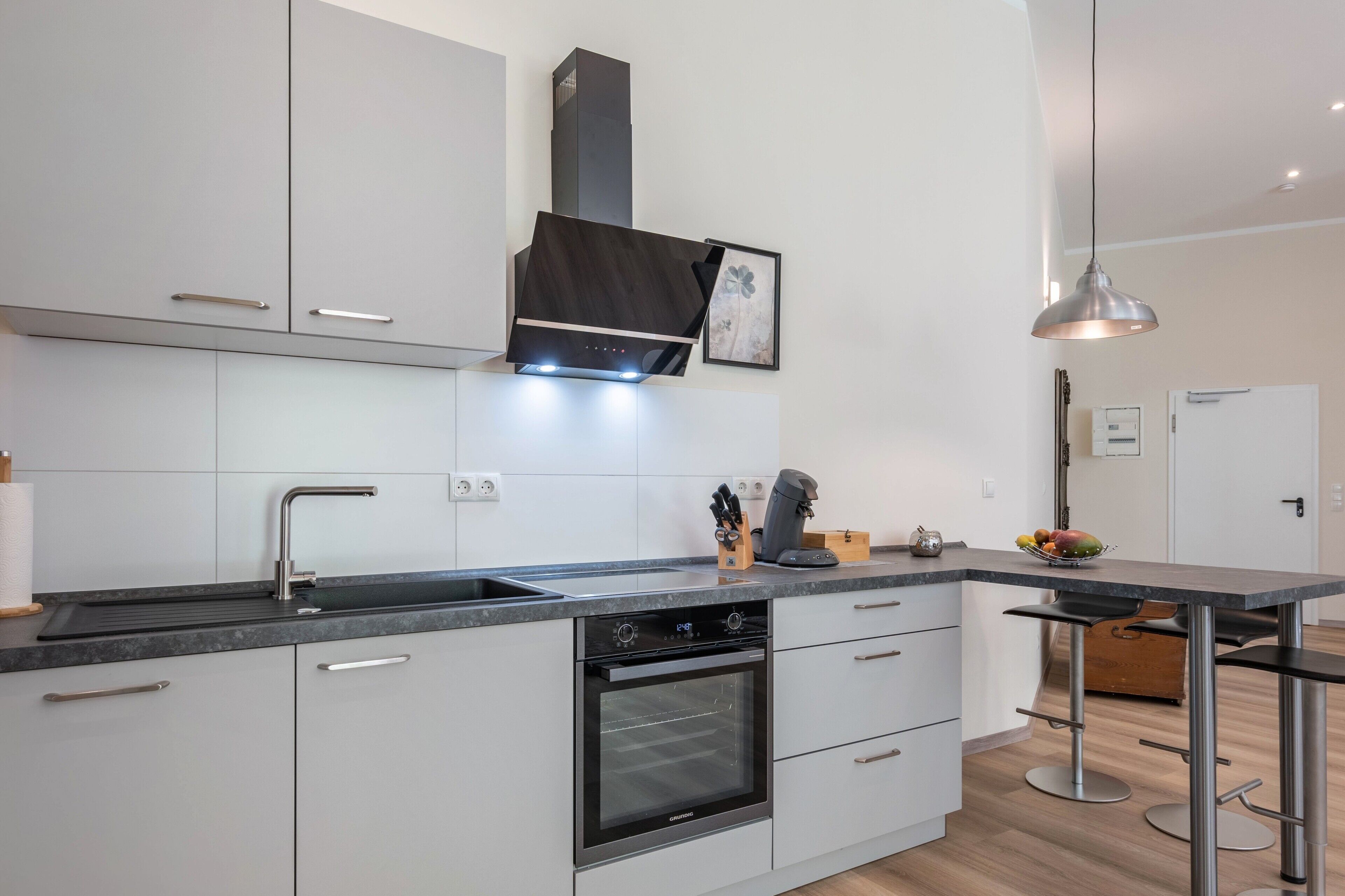 Kaffetrakter/tekoker, kjøleskap, mikrobølgeovn og ovn