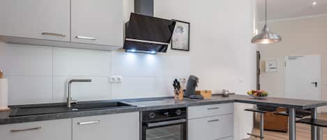 Wasserkocher mit Kaffee-/Teezubehör, Kühlschrank, Mikrowelle, Ofen