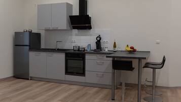 Geladeira, micro-ondas, fogão, cooktop
