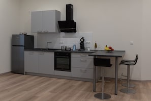 Jääkaappi, mikroaaltouuni, uuni, liesi