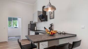 Coffee/tea maker, fridge, microwave, oven