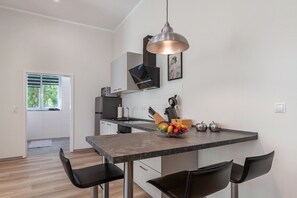 Een koffiezetapparaat/waterkoker, een koelkast, een magnetron, een oven