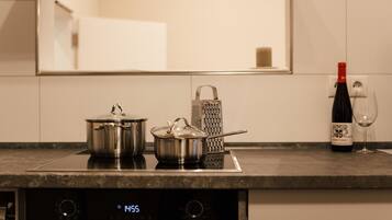 Geladeira, micro-ondas, fogão, cooktop