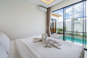 Standard-Villa, Poolblick | Zimmersafe, Schreibtisch, laptopgeeigneter Arbeitsplatz