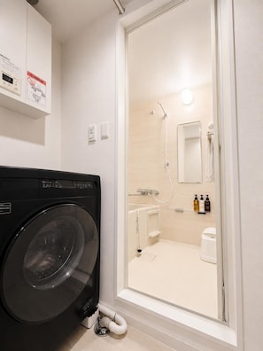 Deluxe Room | Bathroom | Separate bathtub and shower, hair dryer, towels, shampoo