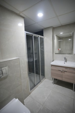 Een douche, een haardroger, handdoeken, zeep