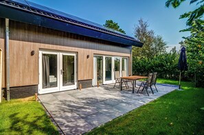 Outdoor dining - Vrbo Property (Julianadorp)