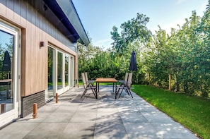 Outdoor dining - Vrbo Property (Julianadorp)
