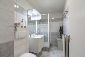 Bathroom - Vrbo Property (Julianadorp aan Zee)
