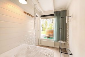 Room - Vrbo Property (Sint Maartensvlotbrug)