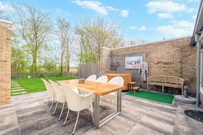 Outdoor dining - Vrbo Property (Sint Maartensvlotbrug)
