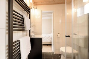 Bathroom - Vrbo Property (Sint Maartensvlotbrug)