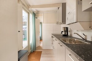 Wasserkocher mit Kaffee-/Teezubehör, Kühlschrank, Mikrowelle, Ofen