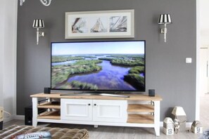Smart-TV, Kamin, DVD-Player, Bücher