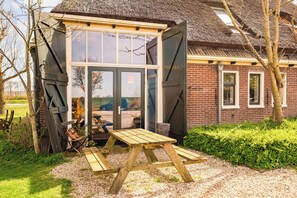 Outdoor dining - Vrbo Property (Schagen)