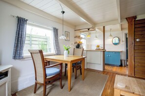 Dining - A cozy stay near the beach, nature, and tulip fields! (Callantsoog)