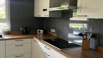 Kühlschrank, Mikrowelle, Ofen, Herdplatte