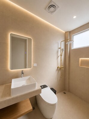 Superior Room, Pool View | Bathroom | Shower, rainfall showerhead, hair dryer, bidet
