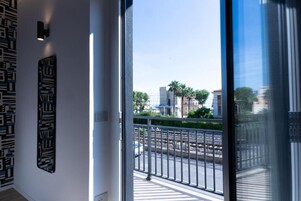 Suite, Balcony, Sea View | Interior