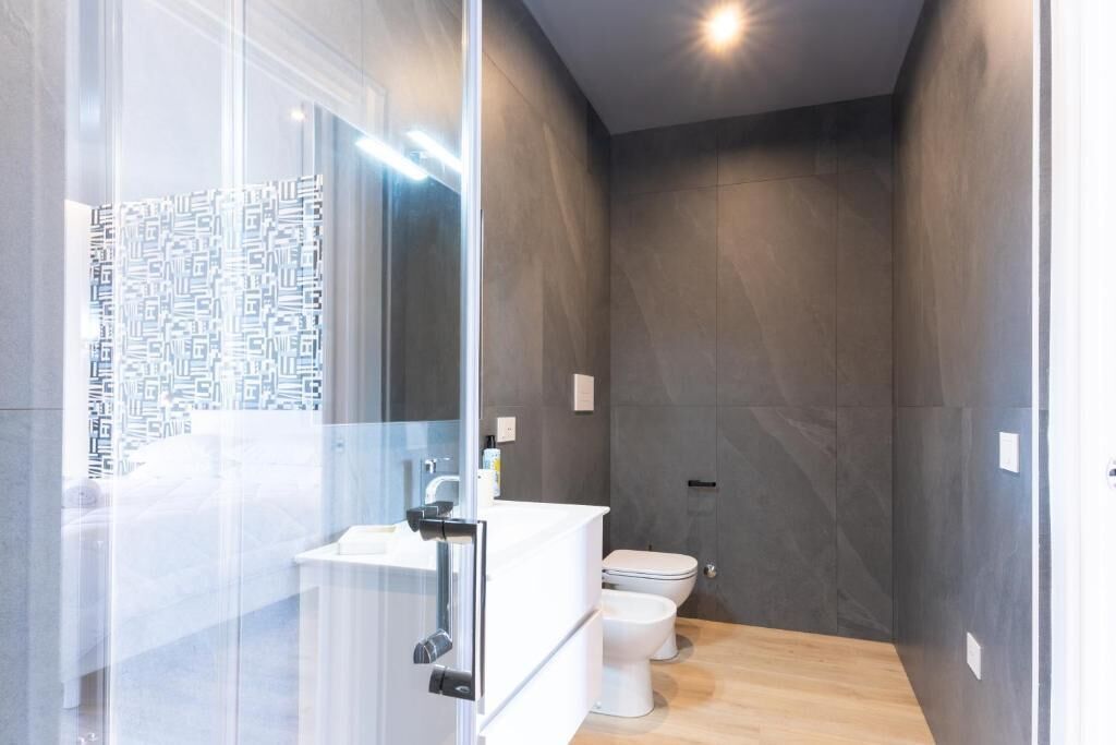 Suite, Balkon, Meerblick | Badezimmer | Dusche, Haartrockner, Handtücher, Seife