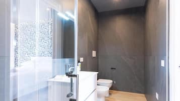 Suite, Balkon, Meerblick | Badezimmer | Dusche, Haartrockner, Handtücher, Seife
