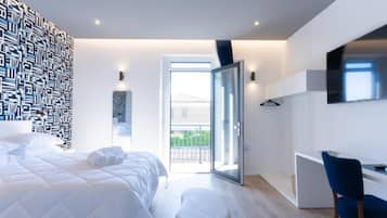 Suite, Balkon, Meerblick | Schreibtisch, schallisolierte Zimmer, kostenloses WLAN