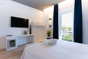 Superior Suite, Sea View | Minibar, desk, soundproofing, WiFi (free)