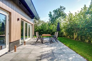Outdoor dining - Vrbo Property (Julianadorp)