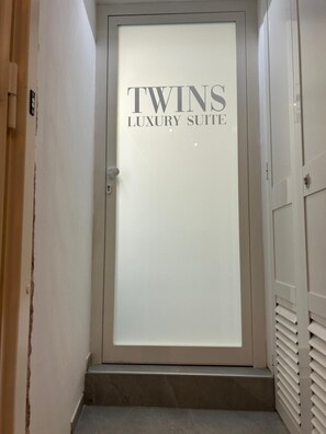 Interior - Holiday Home 'Twins Luxury Suite' with Wi-Fi and Air Conditioning (Barletta)
