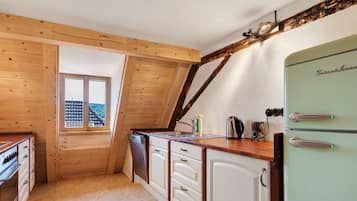 Kaffetrakter/tekoker, kjøleskap, ovn og kokeplater