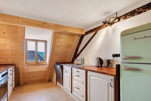 Coffee/tea maker, fridge, oven, stovetop - Dornröschenhaus Weinsberg – Family Holiday in a Historic Landmark (Weinsberg)