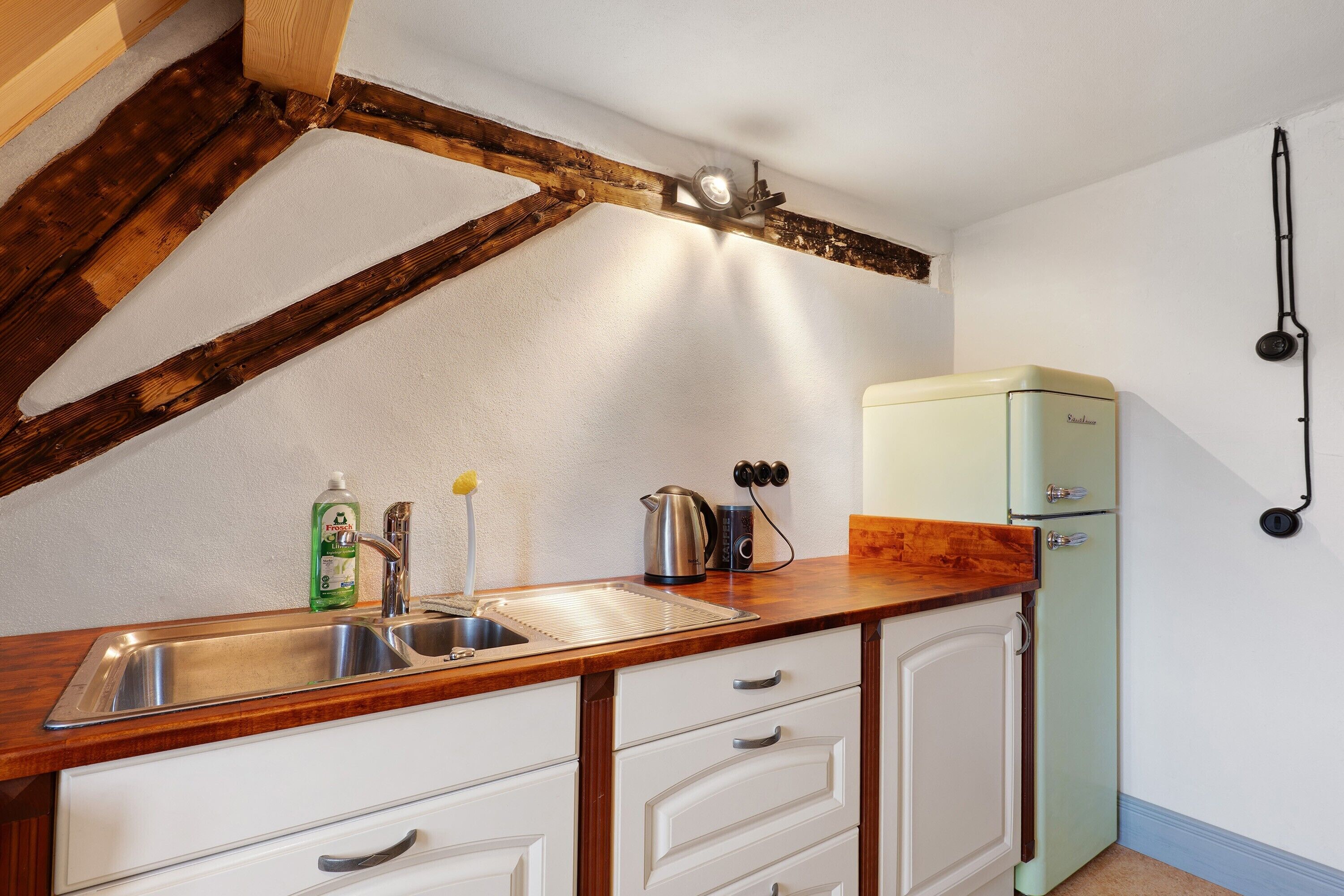 Coffee/tea maker, fridge, oven, stovetop