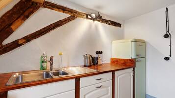 Coffee/tea maker, fridge, oven, stovetop
