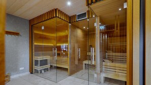 Een modern interieur met houten banken, glazen scheidingswanden en een betegelde vloer.
