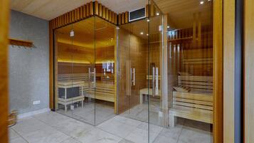 Ein modernes Interieur mit Holzbänken, Glaswänden und einem Fliesenboden.