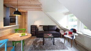 Een moderne loft met een eethoek, een bank en een raam met uitzicht.