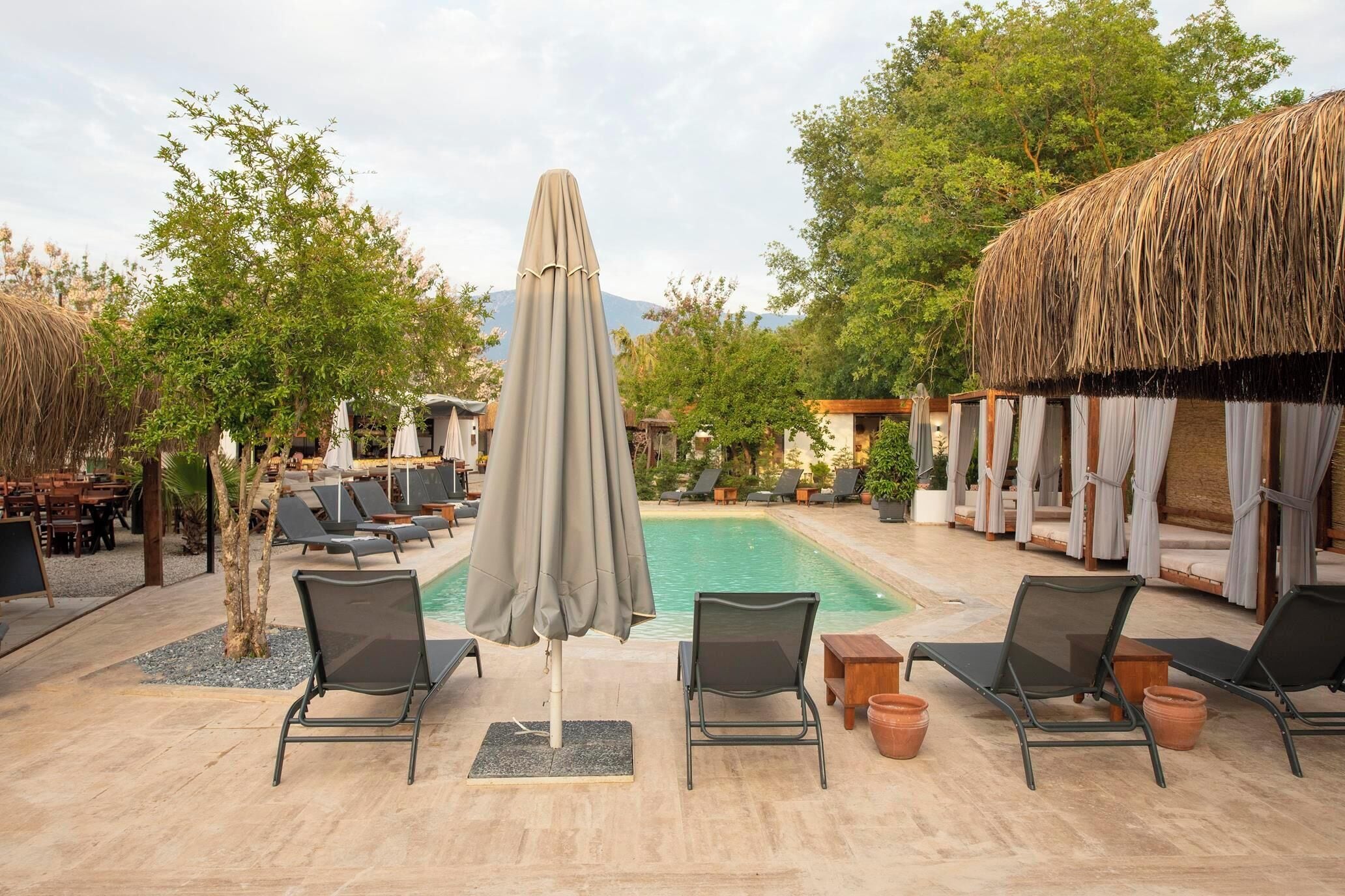 Una piscina al aire libre de temporada