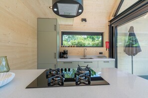 Wasserkocher mit Kaffee-/Teezubehör, Kühlschrank, Mikrowelle, Ofen